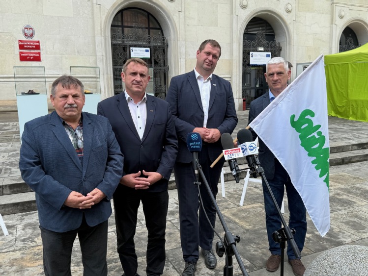 NSZZ RI Solidarność- coraz większy dramat na polskiej wsi! A resort rolnictwa nie robi nic!